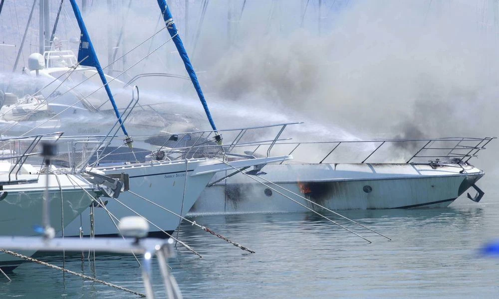 Πόρος: Φωτιά σε τουριστικό σκάφος με δύο εγκαυματίες